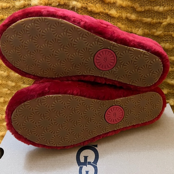 NEVER WORN New in a box! - Cute UGG Fluff Slide - Picture 4 of 5